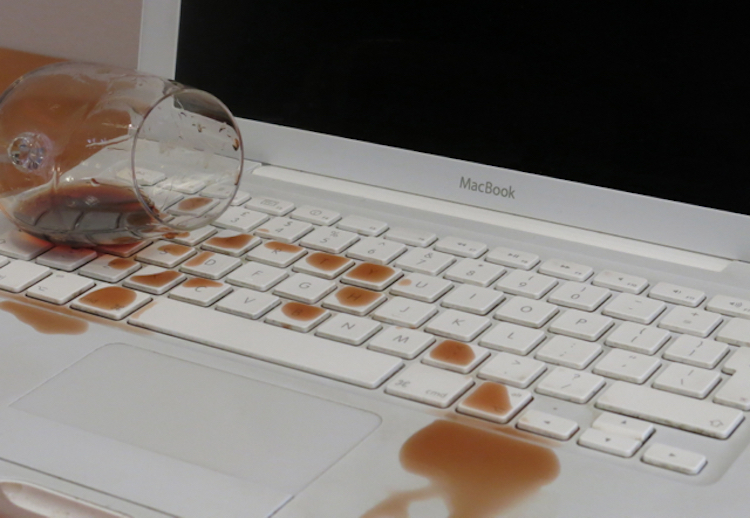 MacBook Sıvı Teması Sonrası Ne Yapılmalı? | Kesin Çözüm